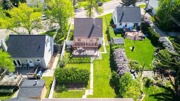 Calgary, AB T2E5L2,1015 Russet RD Northeast