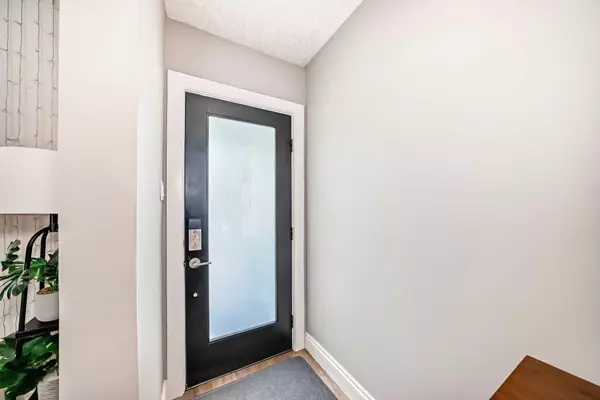 Calgary, AB T2N 1E8,2415 9 AVE NW