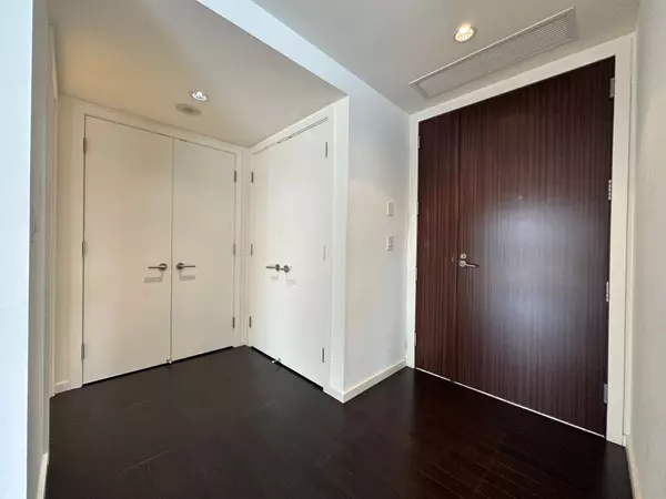 Toronto C01, ON M5H 0A2,180 University AVE #3209