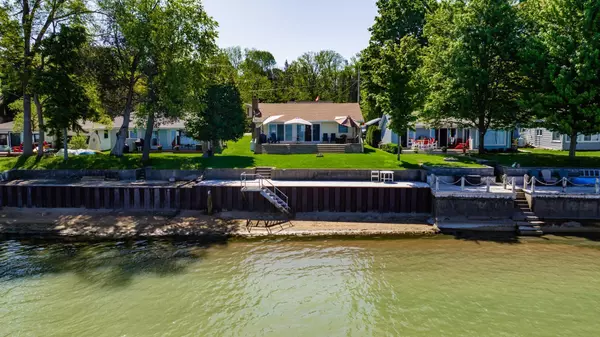 Lambton Shores, ON N0N 1J7,5332 Broadview AVE