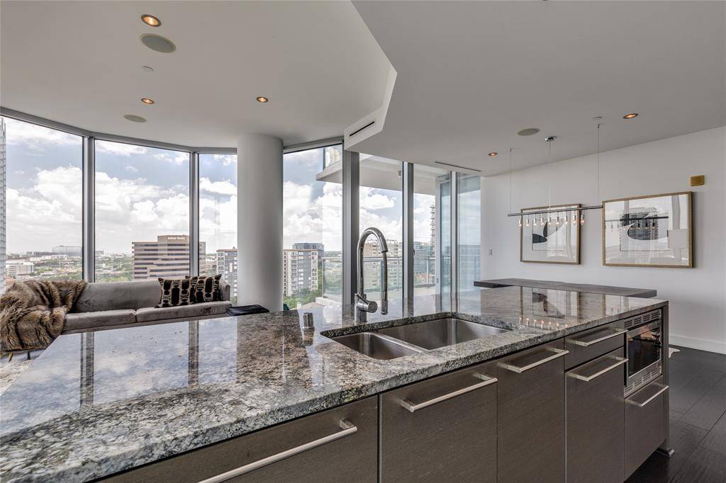 Dallas, TX 75201,2900 Mckinnon Street #1204