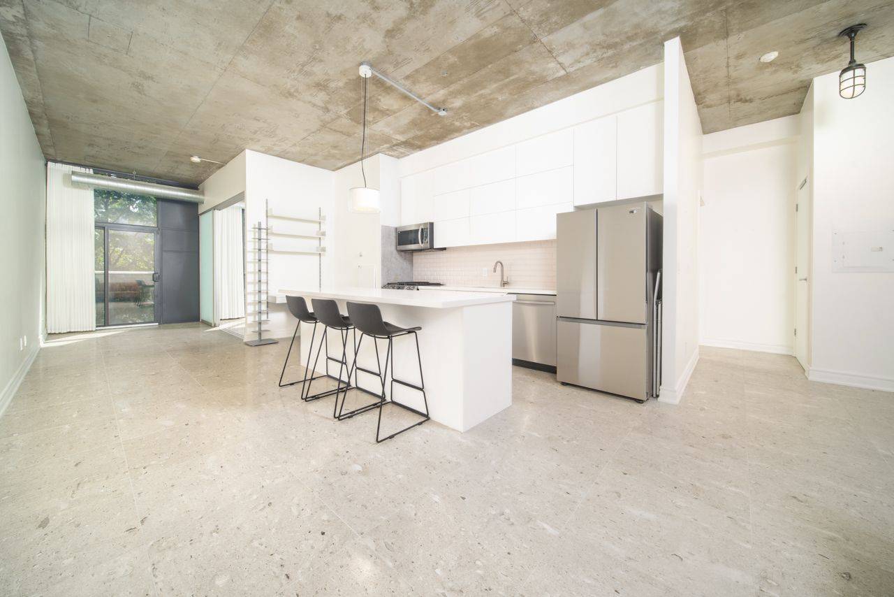 Toronto C01, ON M5V 2P4,60 Bathurst ST #308