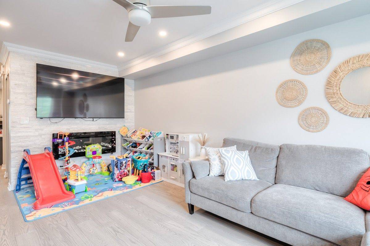 Pickering, ON L1V 7K5,735 Sheppard AVE E #33
