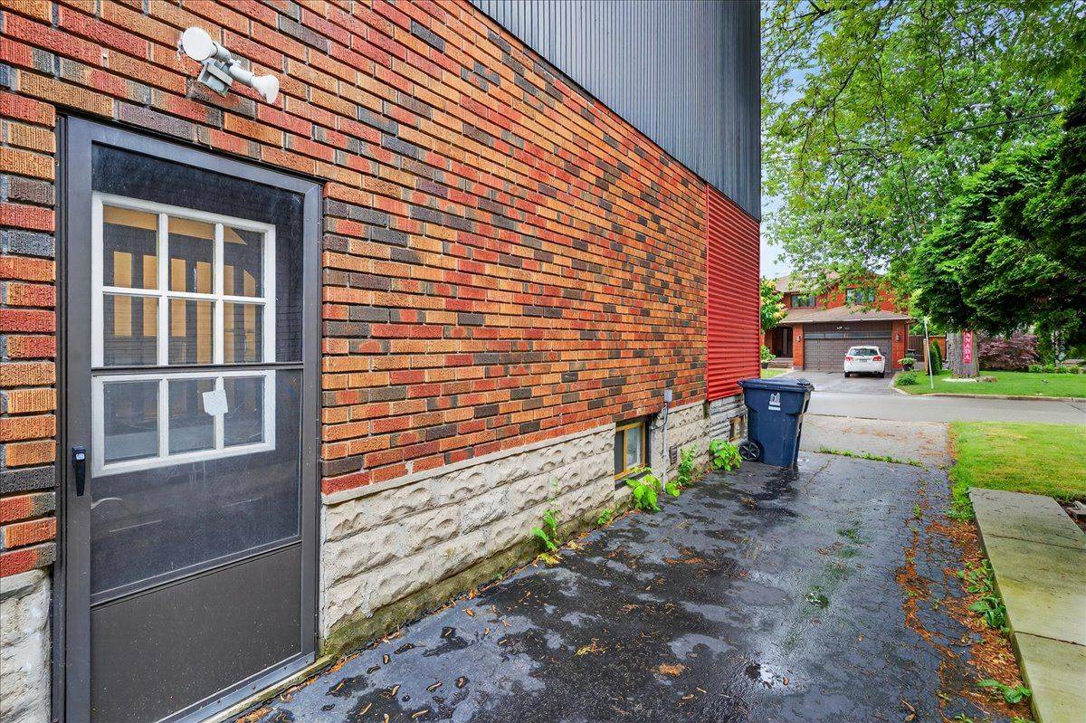 Toronto W08, ON M9B 3R5,49 Poplar AVE