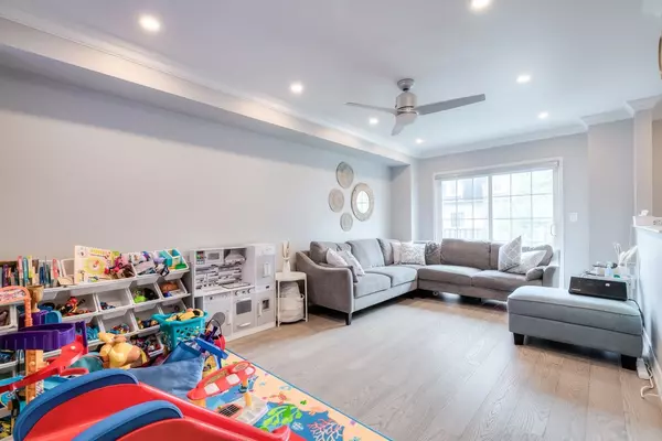 Pickering, ON L1V 7K5,735 Sheppard AVE E #33