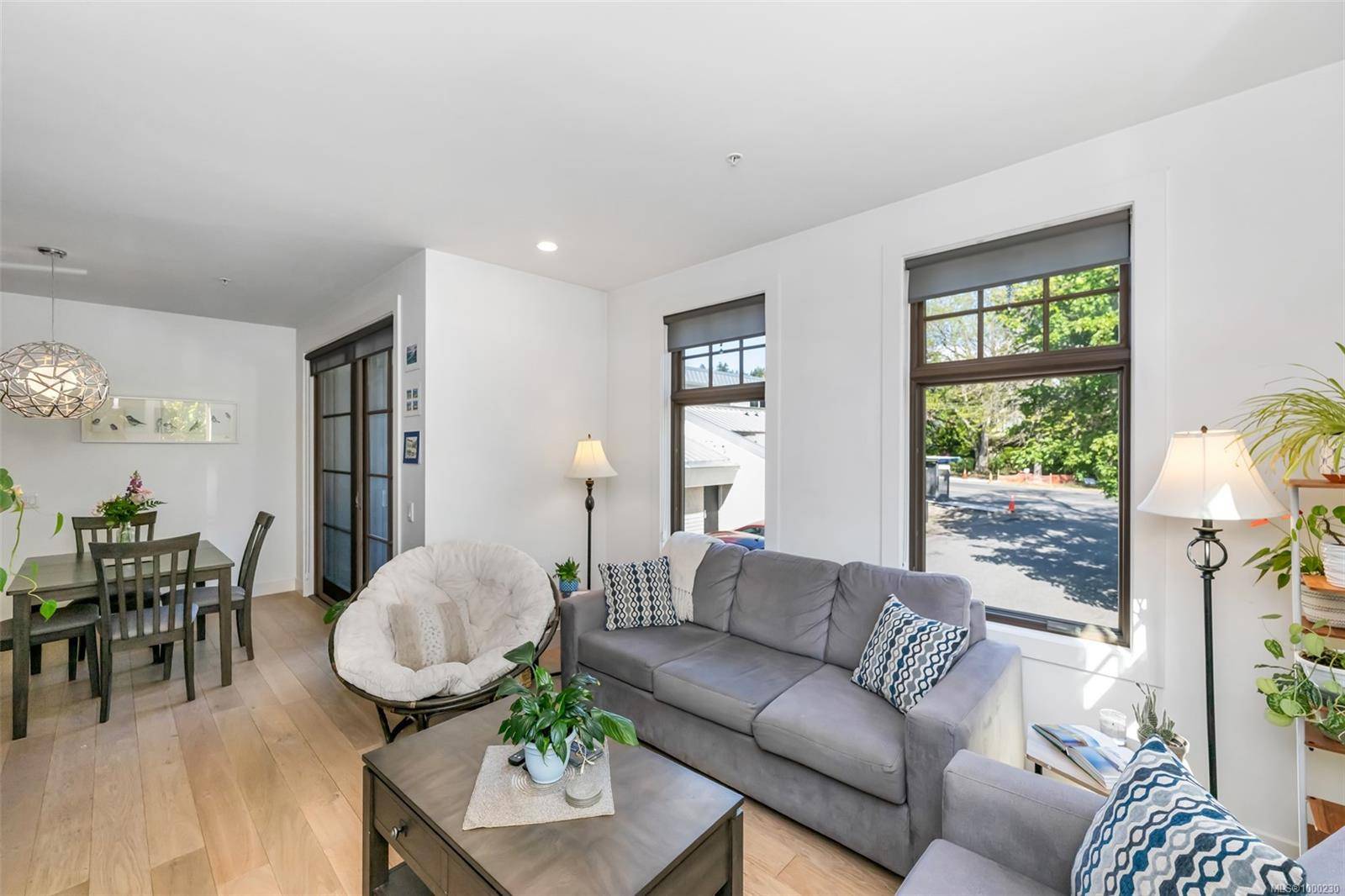 Saanich, BC V8N 1G3,2580 Penrhyn St #201