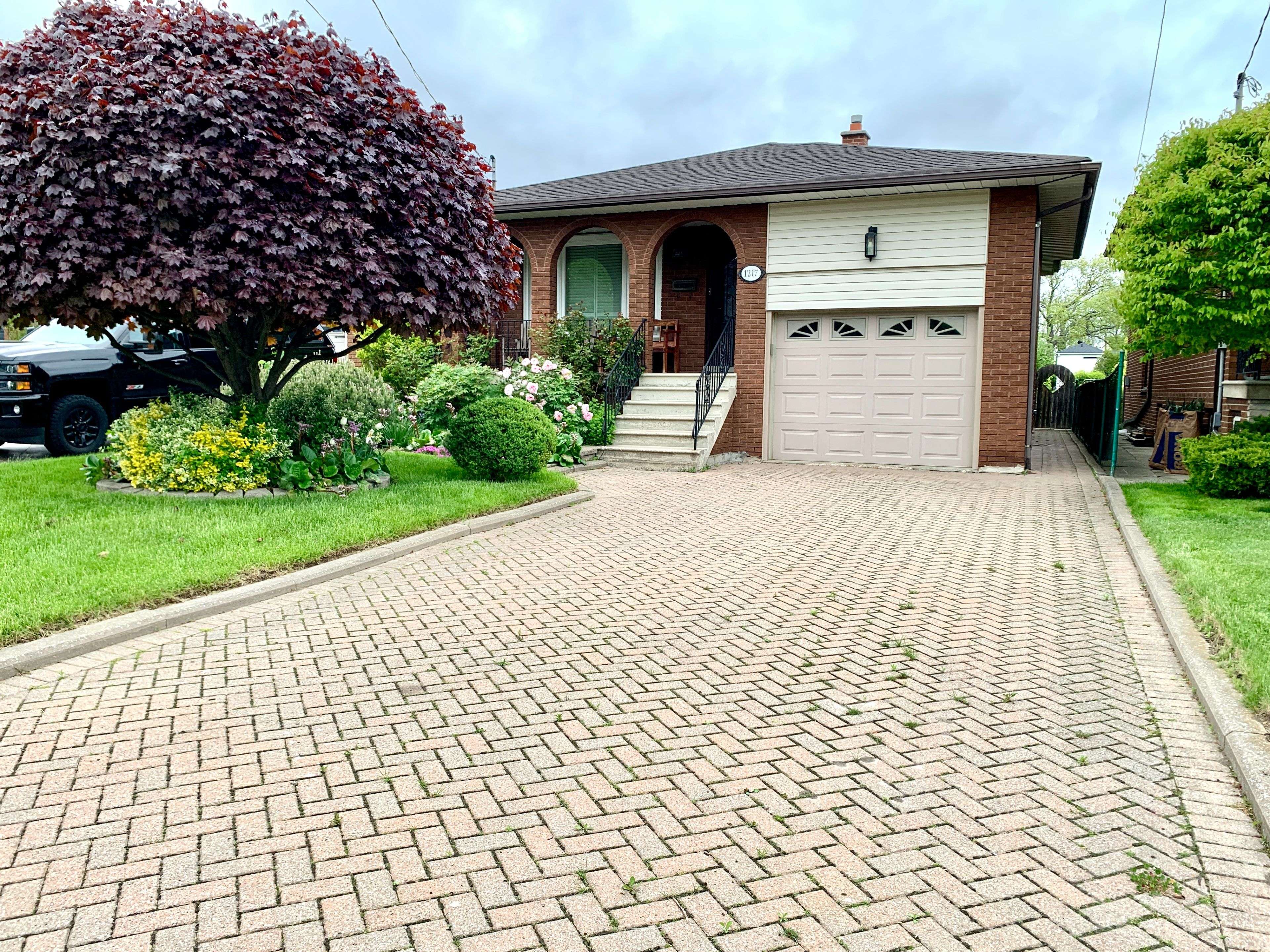 Mississauga, ON L5E 2A4,1217 Alexandra AVE