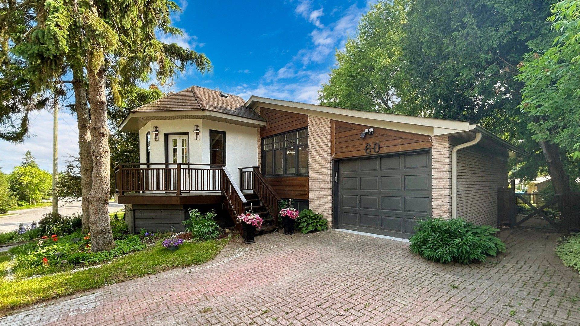 Newmarket, ON L3Y 4H9,60 Hillview DR