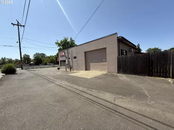 Oakland, OR 97462,204 NE 1ST ST