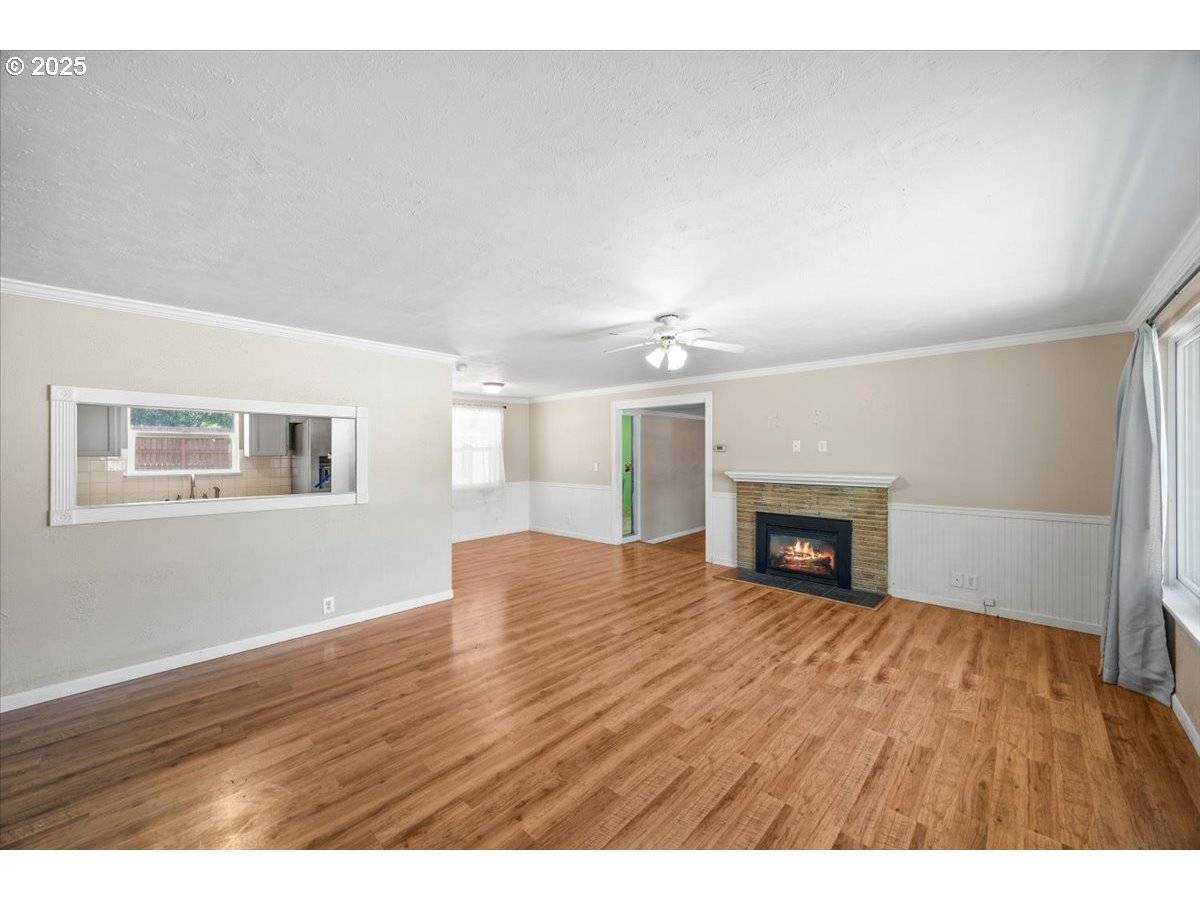 Riddle, OR 97469,631 E 4TH AVE