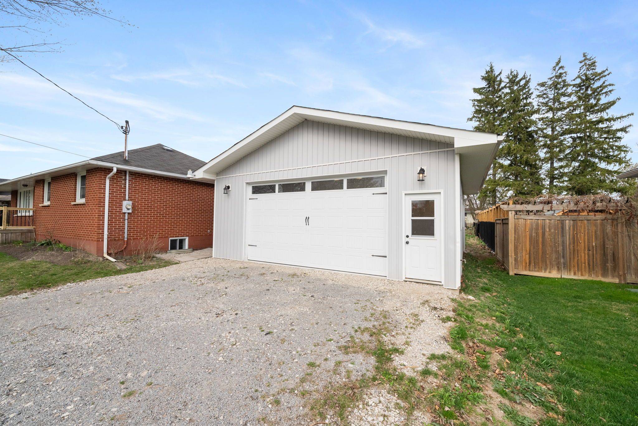 Whitby, ON L1M 1C5,29 Queen ST