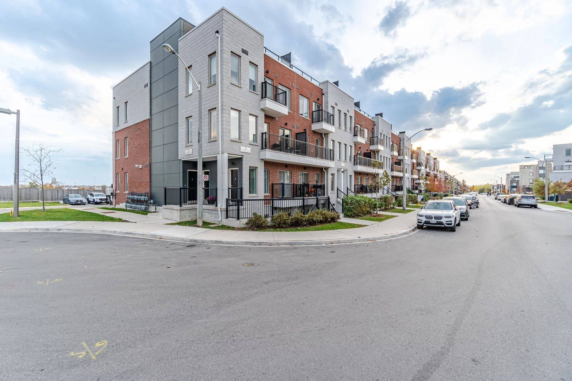 39 John Perkins Bull DR #20, Toronto W05, ON M3K 0C3