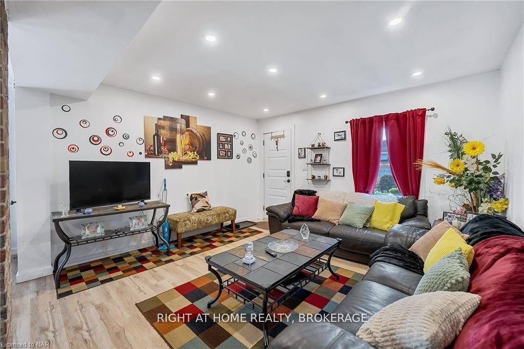 Niagara Falls, ON L2G 1Y6,6437 Barker ST