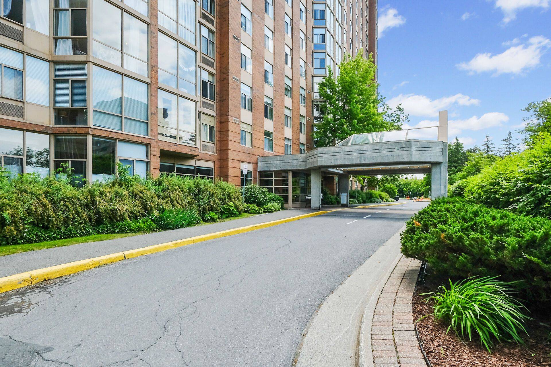 Blossom Park - Airport And Area, ON K1J 2N5,2759 Carousel CRES #U1503