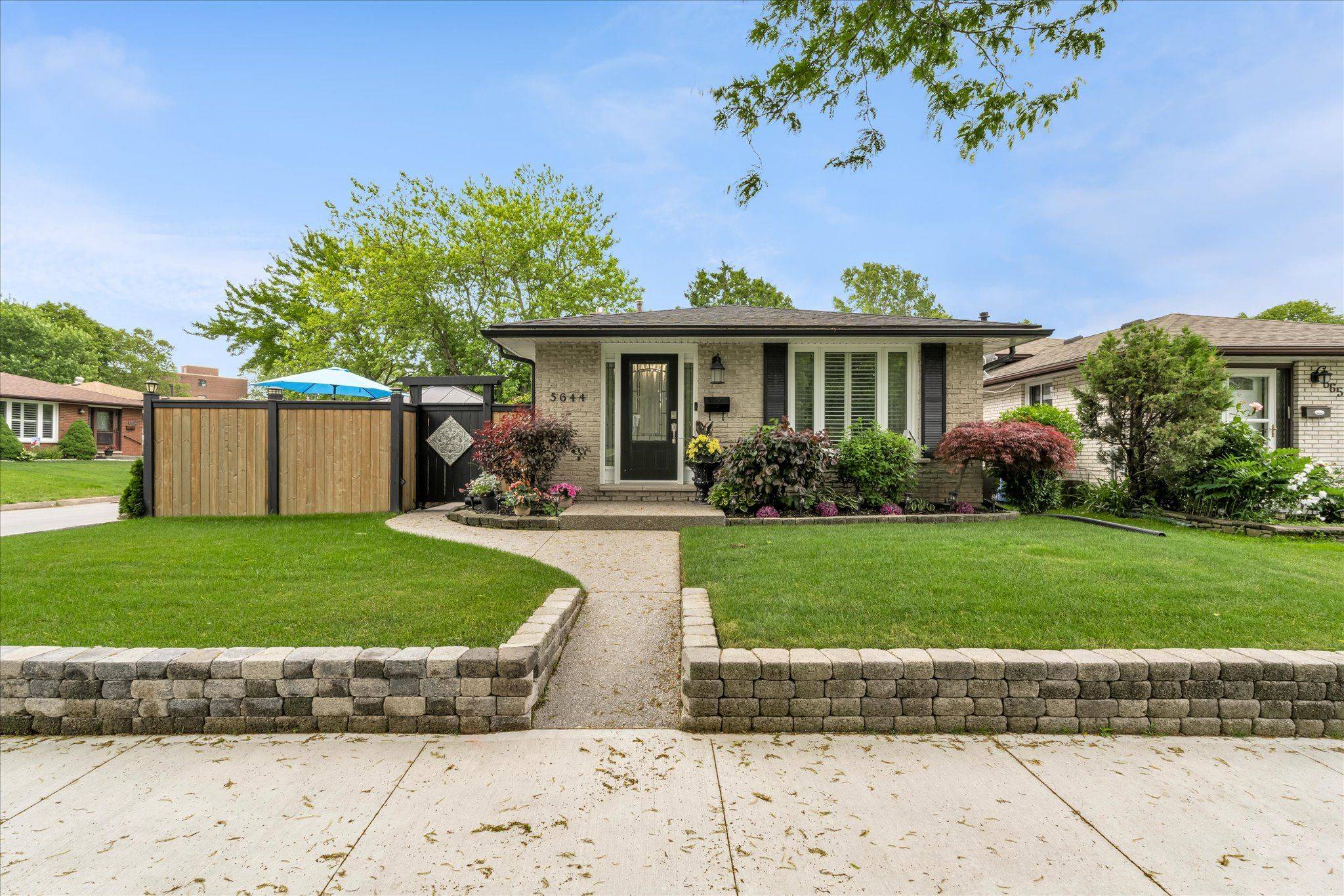 Niagara Falls, ON L2J 3L3,5644 Heritage DR