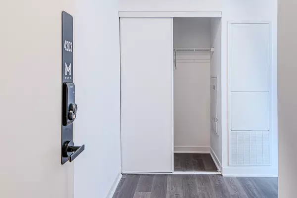 Mississauga, ON L5B 0M3,3900 Confederation Pkwy #4203