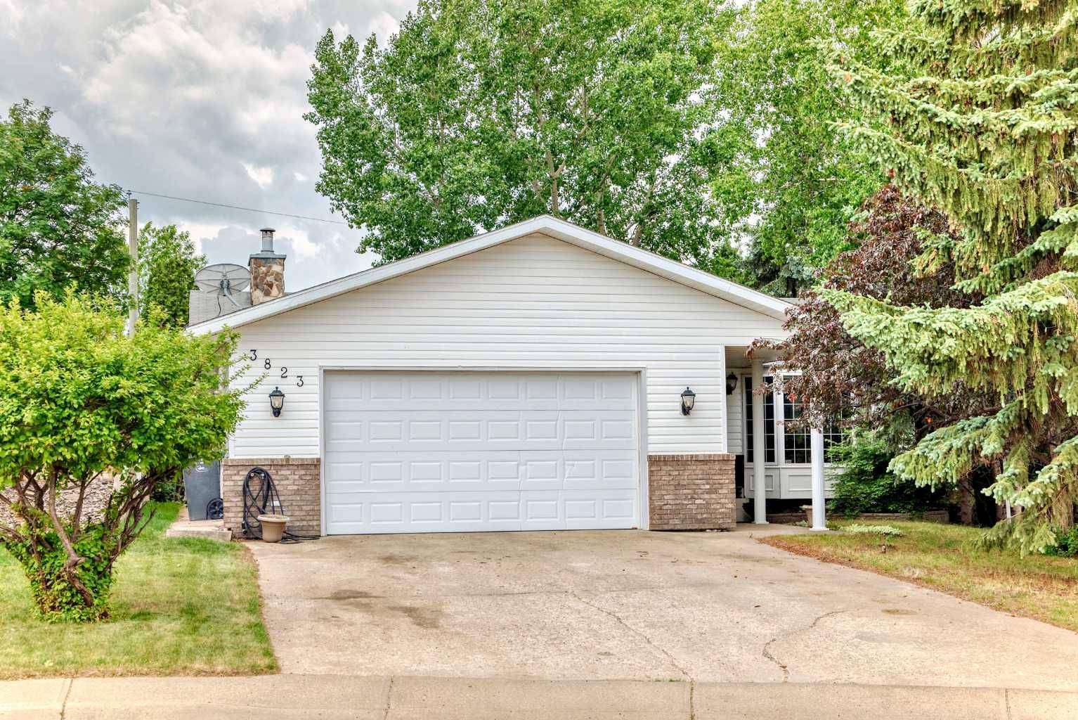 3823 51 Ave Close, Ponoka, AB T4J 1C7