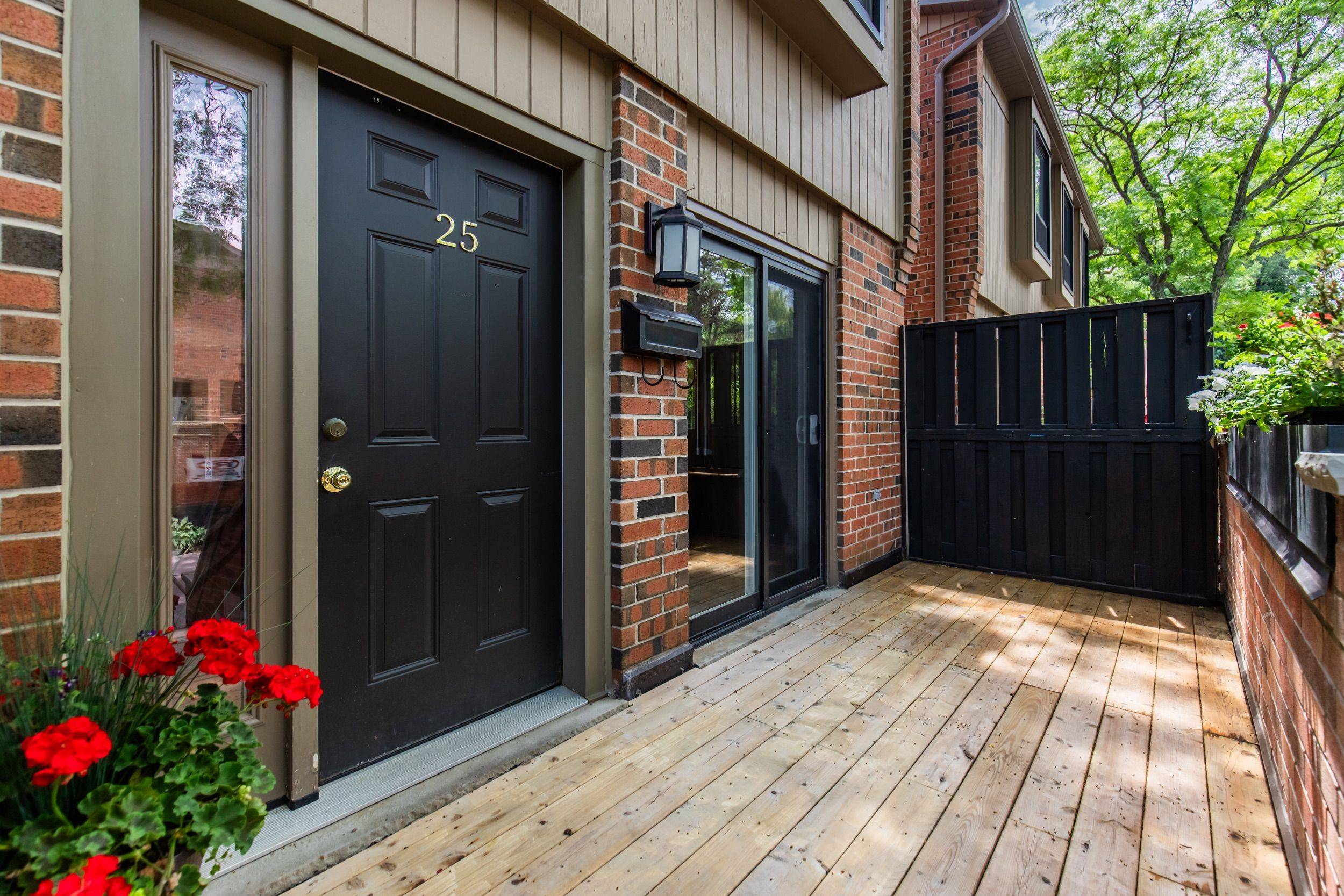 Oakville, ON L6L 1J4,3122 Lakeshore RD W #25