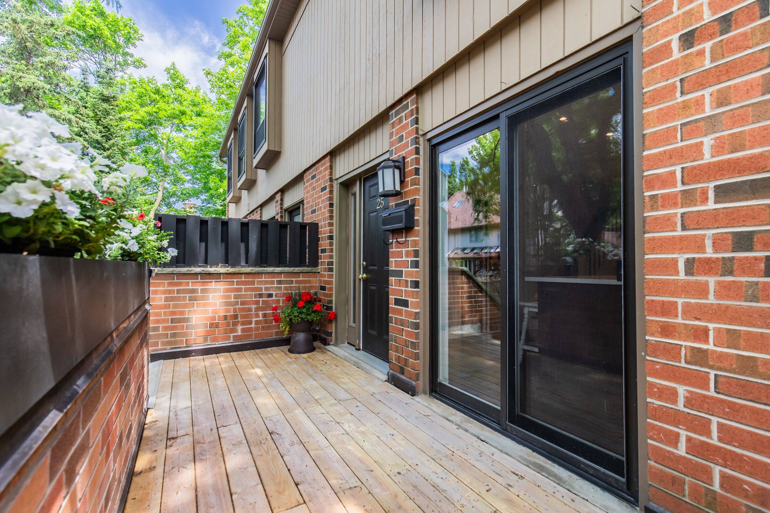 Oakville, ON L6L 1J4,3122 Lakeshore RD W #25
