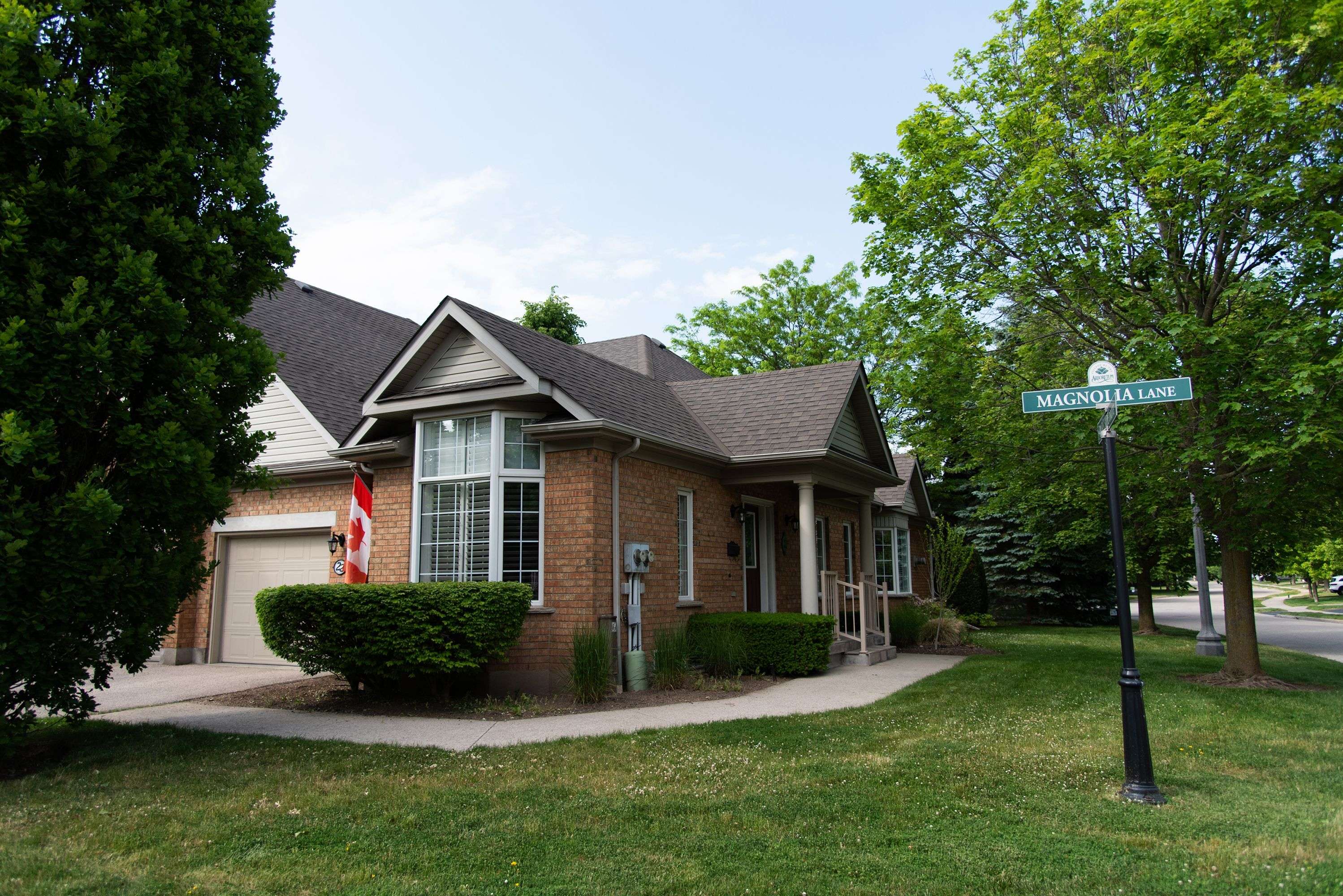 Guelph, ON N1G 4X7,22 Magnolia LN