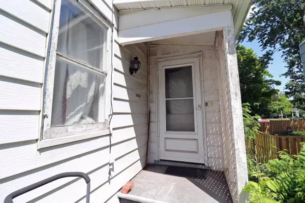 Smiths Falls, ON K7A 3Y7,143 Brockville ST