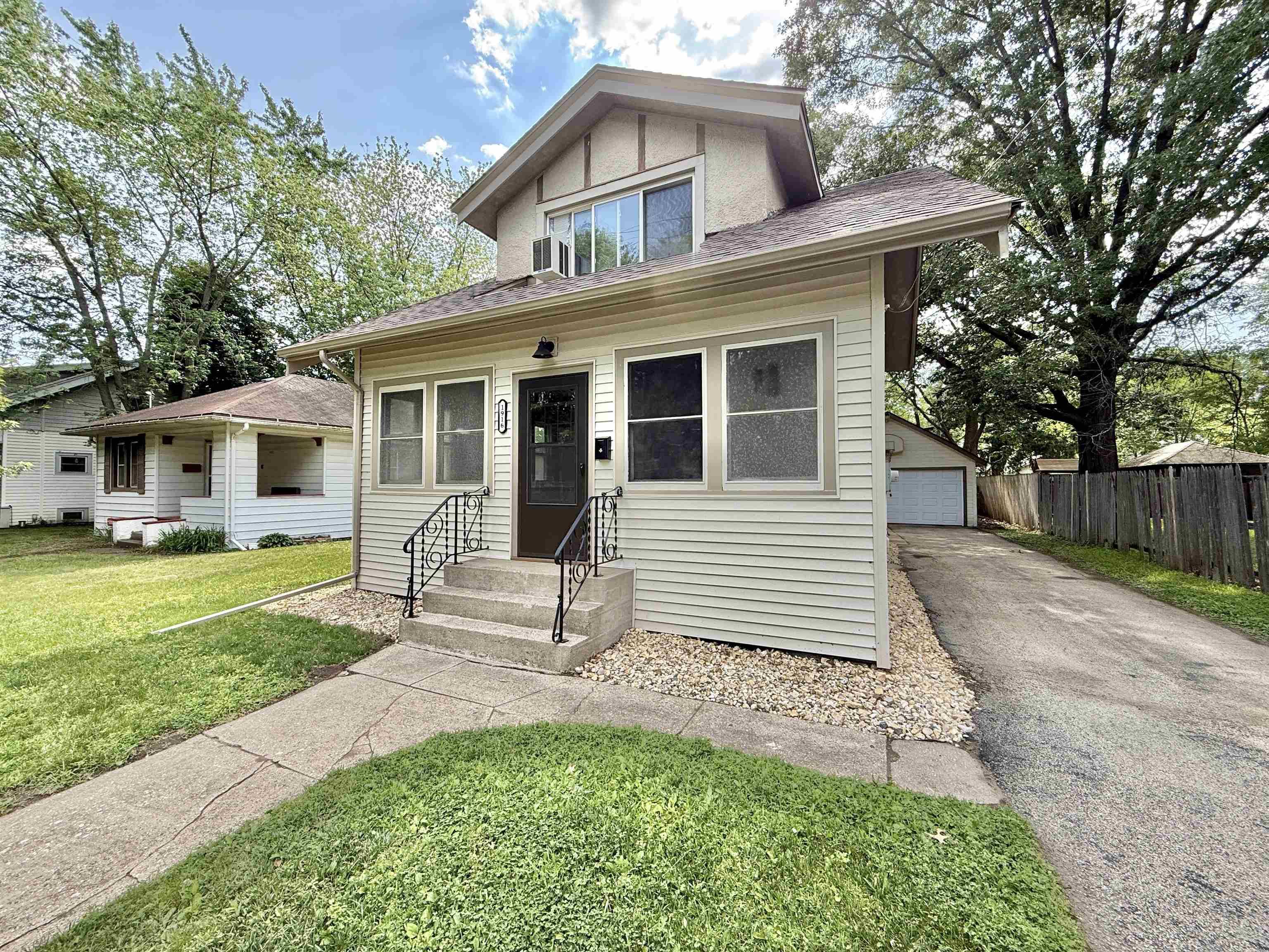 1916 Ridge Avenue, Rockford, IL 61103