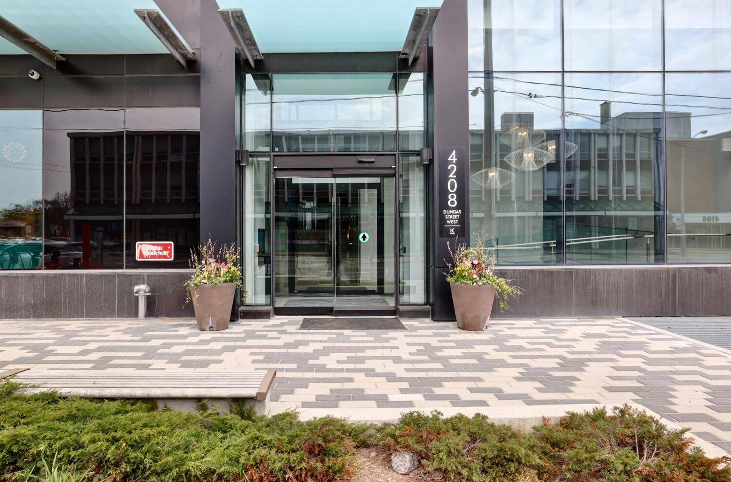 Toronto W08, ON M8X 1Y6,4208 Dundas ST W #702