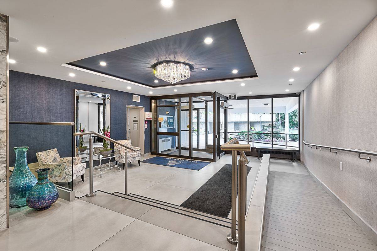 Oakville, ON L6L 5K1,2263 Marine DR #808