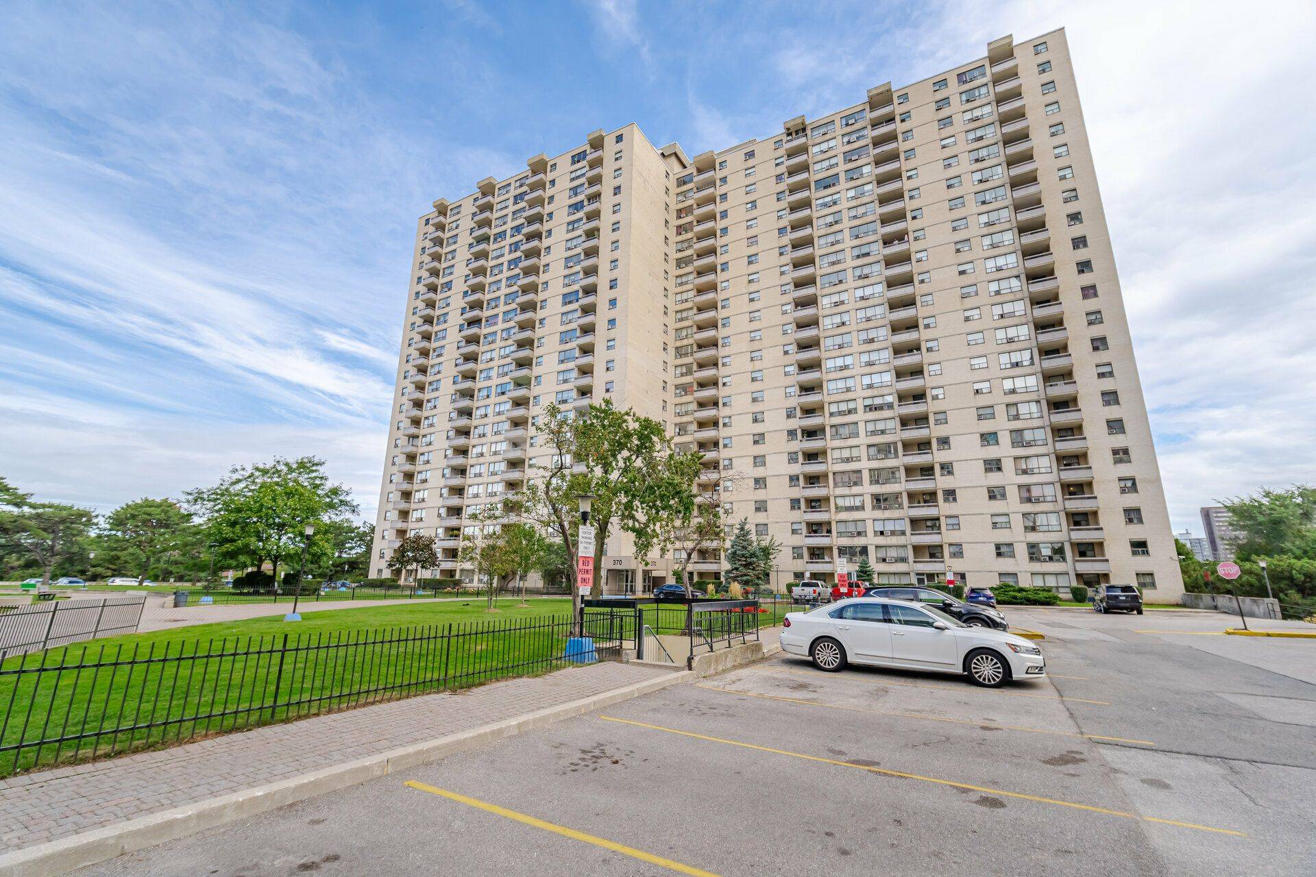 Toronto W09, ON M9R 1T2,370 Dixon RD #915