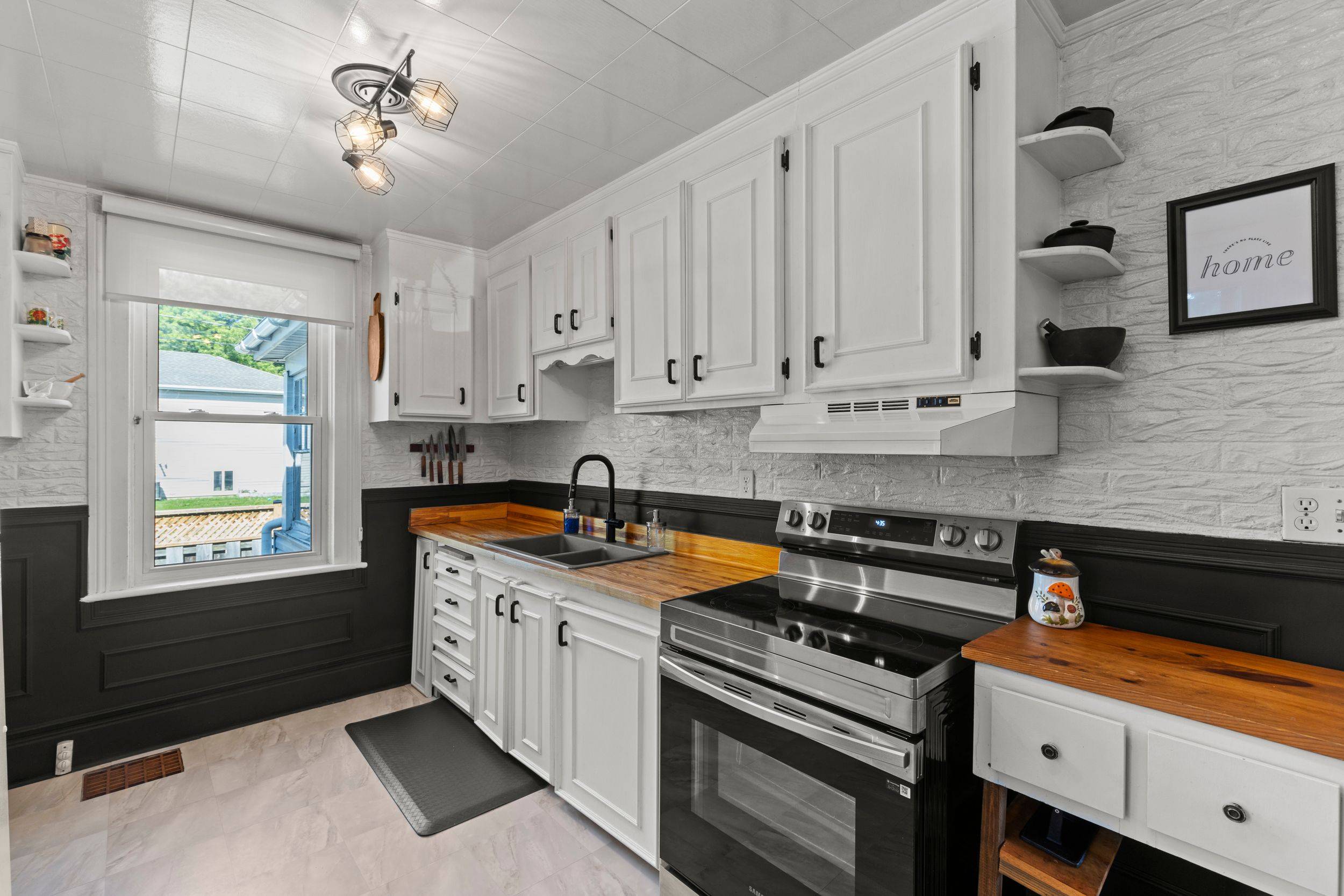 St. Catharines, ON L2R 6P6,17 Hampstead PL