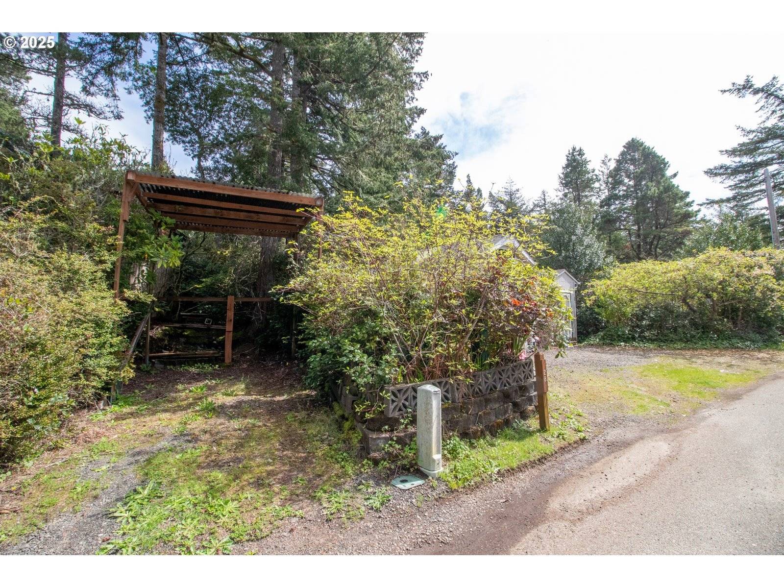 Florence, OR 97439,28 EASY ST