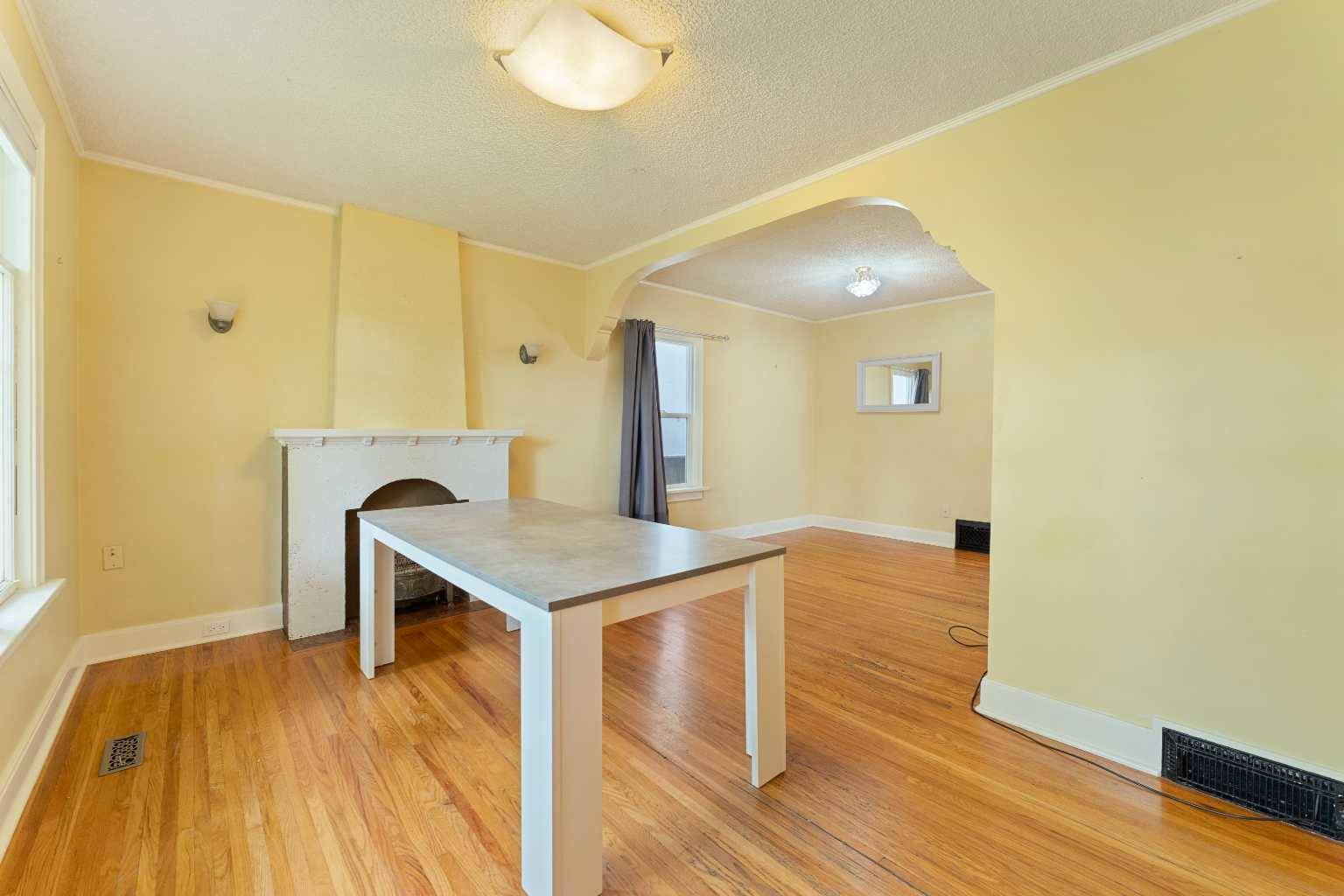 Calgary, AB T3E 2C7,2612 26A ST Southwest