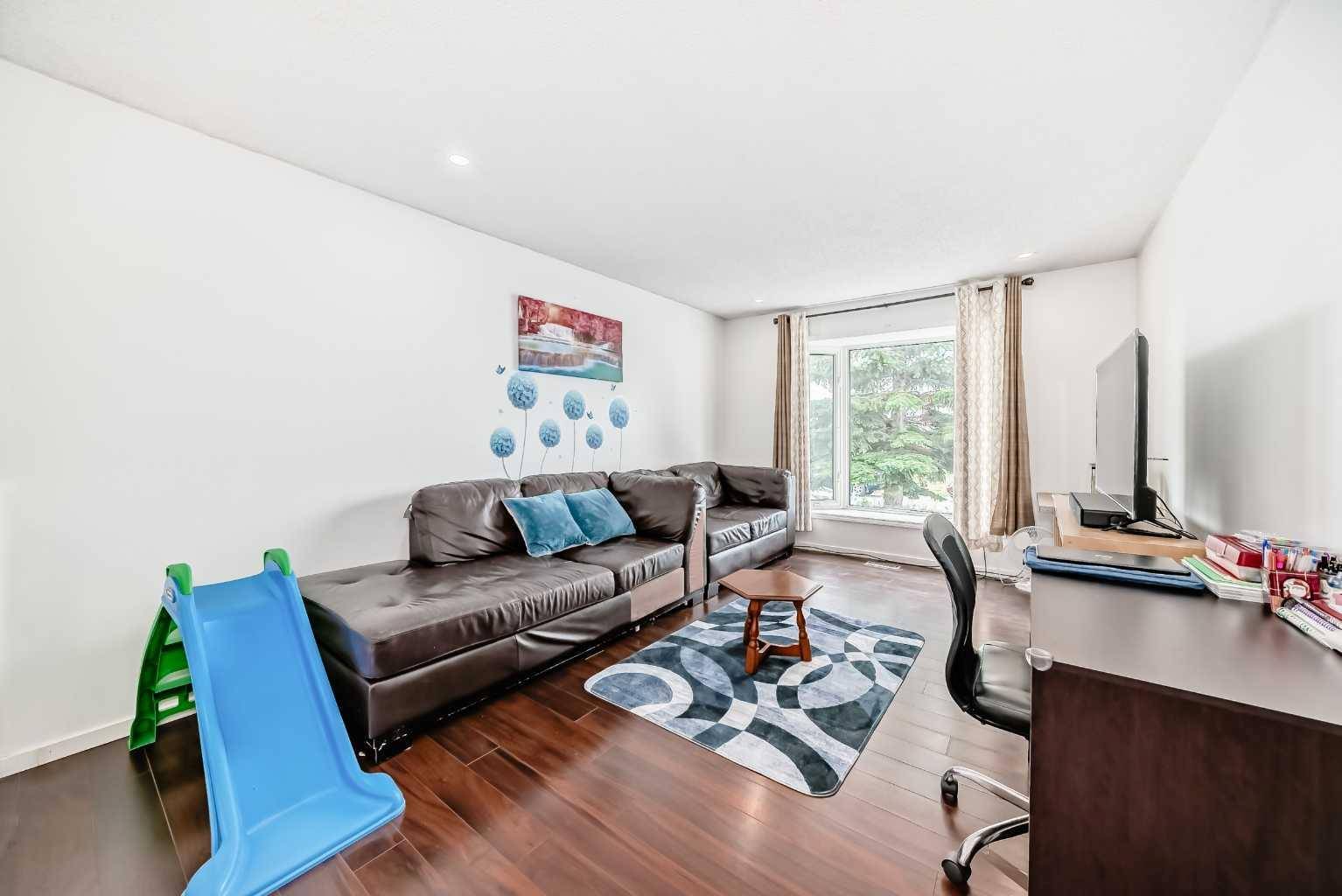 Calgary, AB T2Y4K1,125 Falbury CRES Northeast