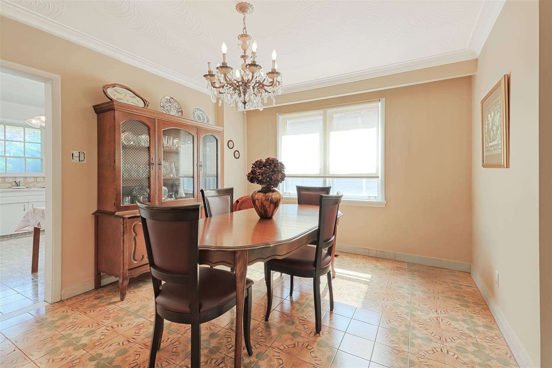 Toronto W09, ON M9R 2N6,90 Waterford DR