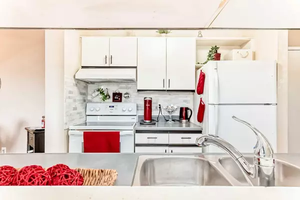 Calgary, AB T2B 3K3,20 Dover PT SE #314