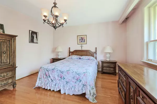 Toronto W09, ON M9R 2N6,90 Waterford DR