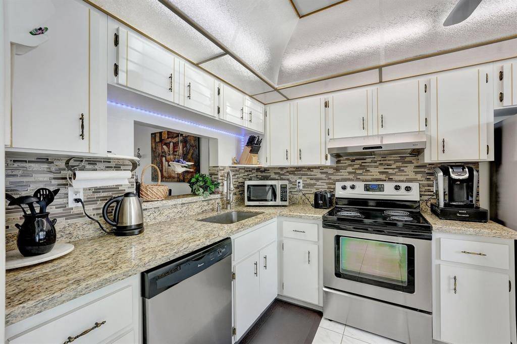Lauderhill, FL 33319,3551 Inverrary Dr #110