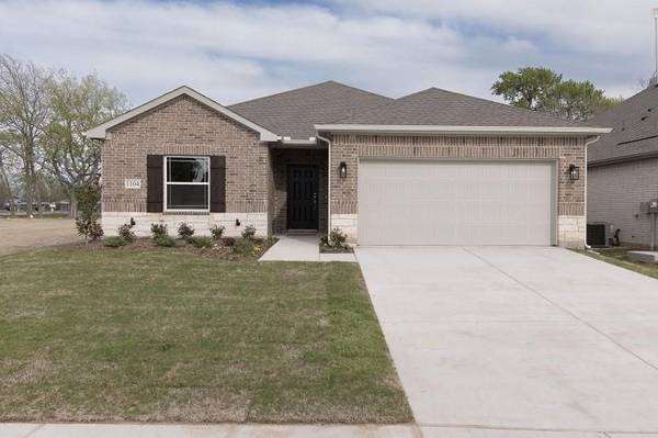 1104 Alexander Street, Trenton, TX 75490