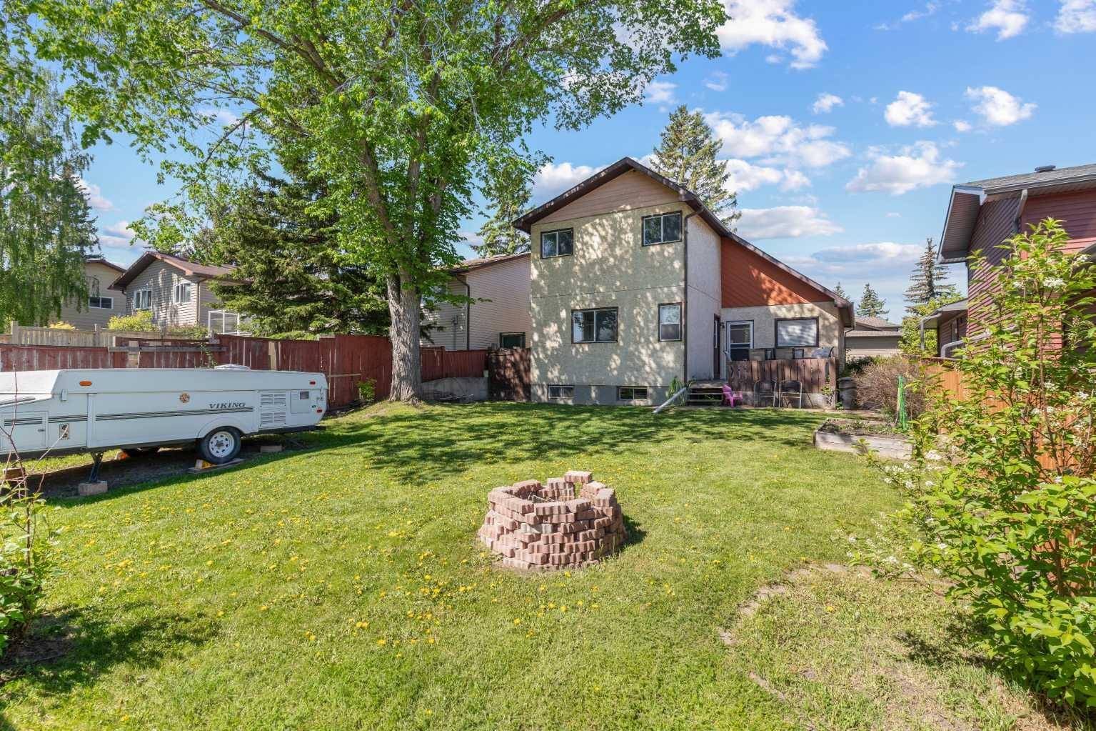 79 Beaconsfield Close Northwest, Calgary, AB T3K 1X5