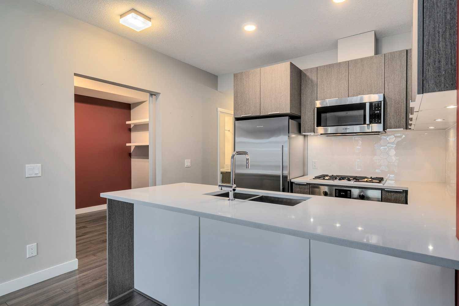 Calgary, AB T3R 0X7,823 5 AVE NW #315