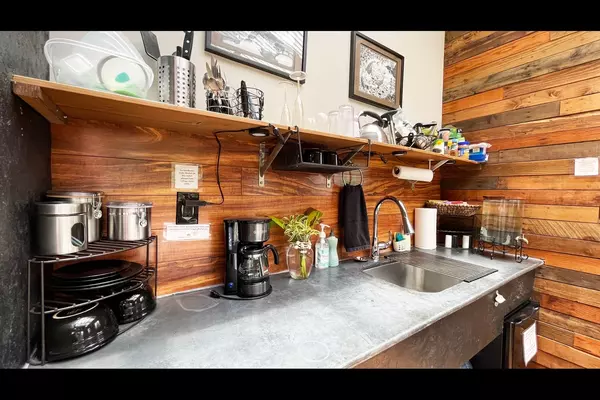 Volcano, HI 96785,2249 MOKUNA ST