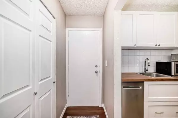 Calgary, AB T3C 1S5,1113 37 ST SW #203