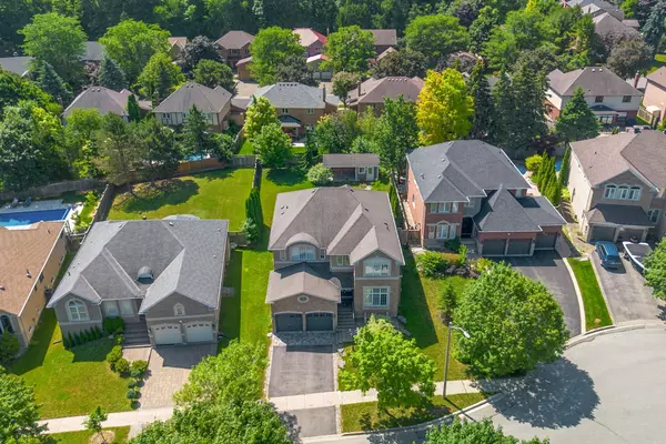 27 Gleave CT, Aurora, ON L4G 7L9