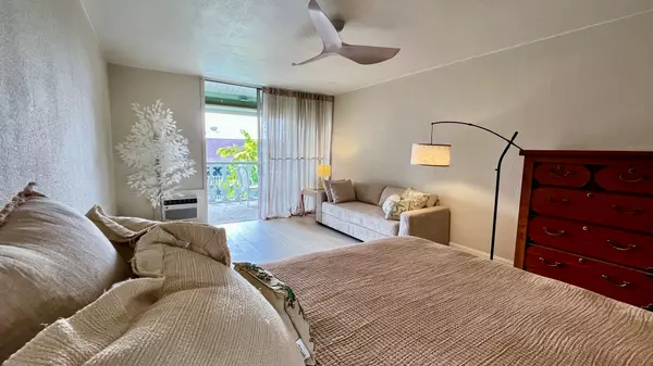 Kailua-kona, HI 96740,75-5776 KONA ISLANDER INN #306