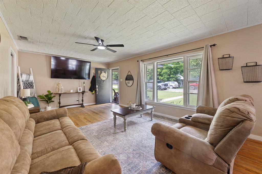 De Leon, TX 76444,725 S Austin Street