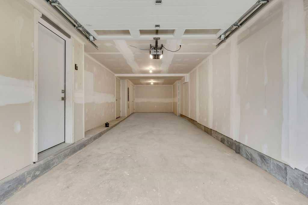 Calgary, AB T3R 1J1,322 Sage Hill CIR NW