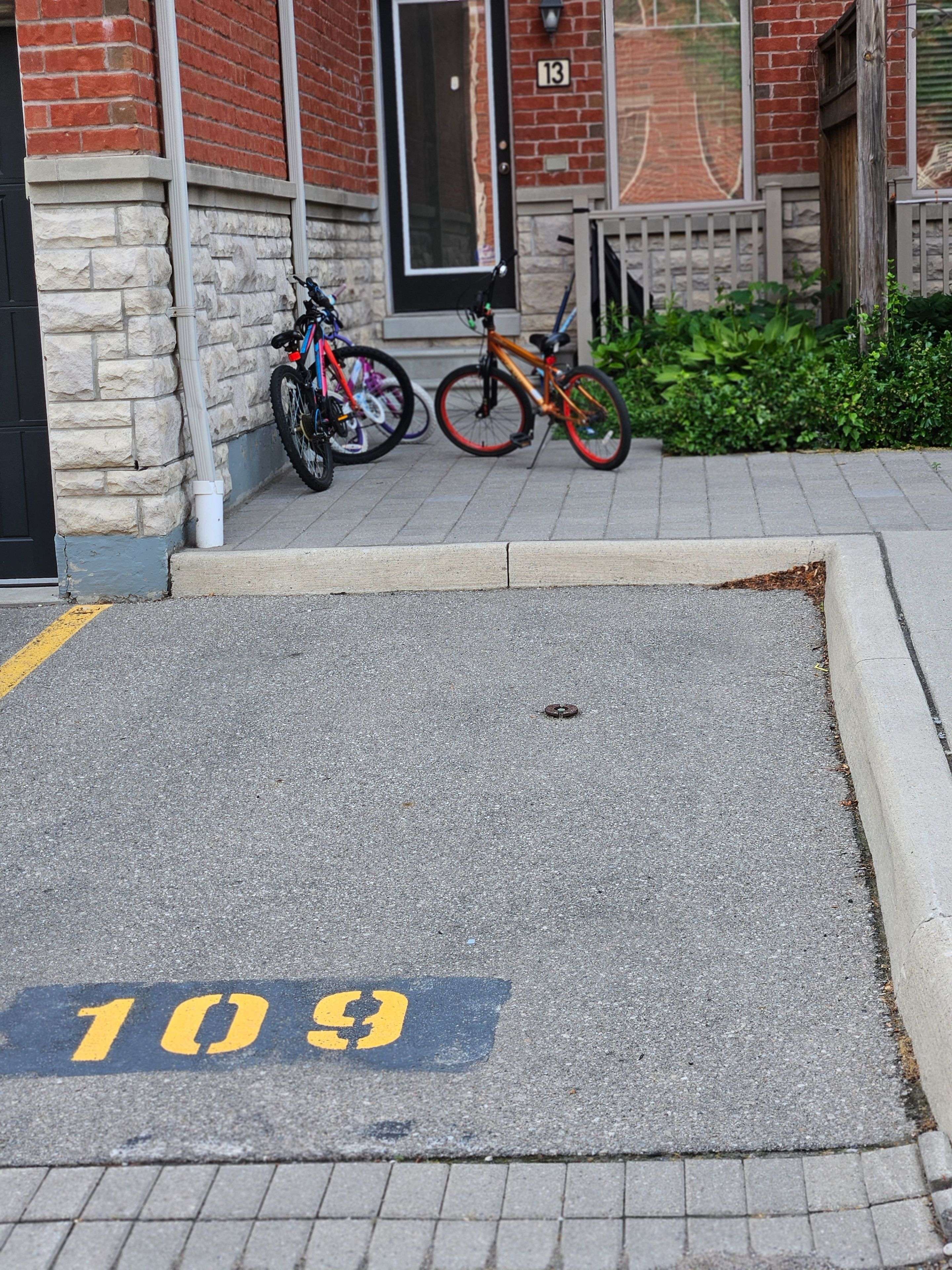 Mississauga, ON L5M 0P7,3200 Bentley DR #13