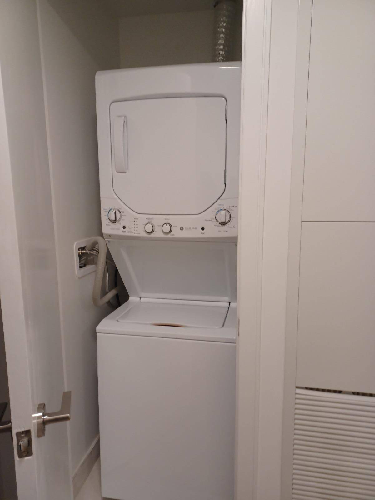 Mississauga, ON L5A 0B1,86 Dundas ST E #1607
