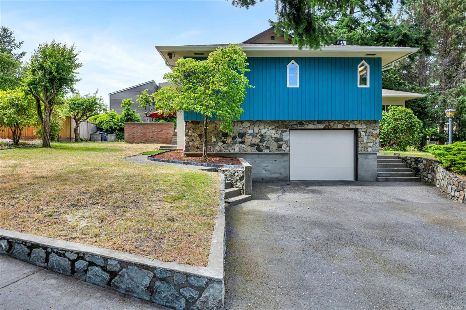 1935 San Juan Ave, Saanich, BC V8N 2J3