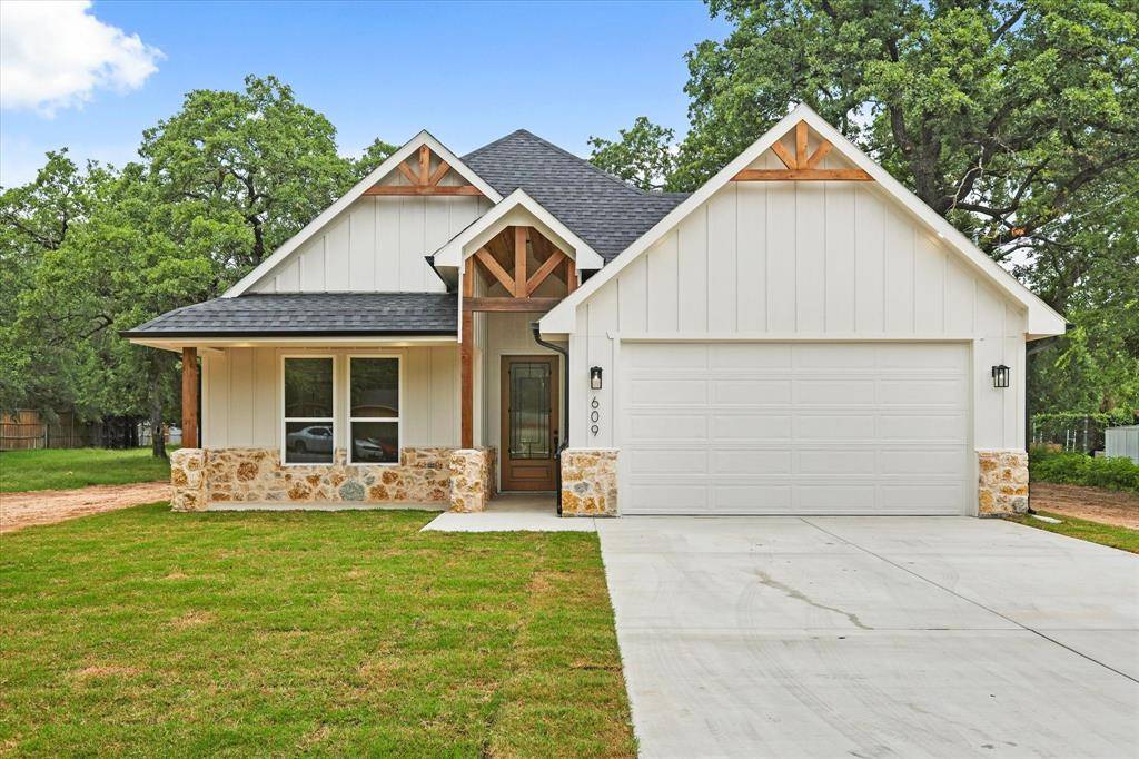 609 N Stewart Street,  Azle,  TX 76020